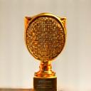 Icono de premio abstracto o insignia dorada, representando 'Best Productivity App 2024'.